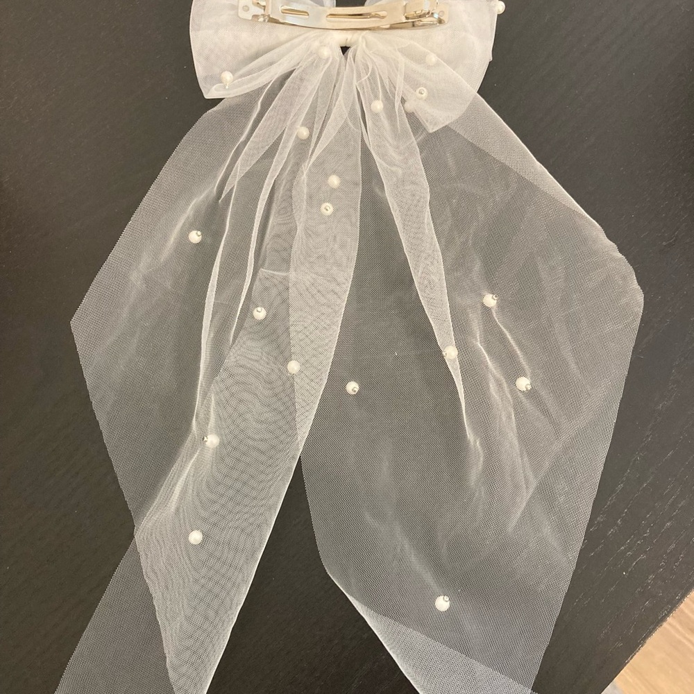 Show Me Your MuMu White Tulle Pearl Hair Bow Bridal